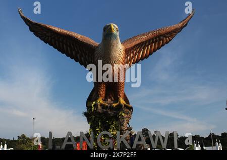 Blick auf das Wahrzeichen der Insel Langkawi, die Statue des Adlers. Stockfoto