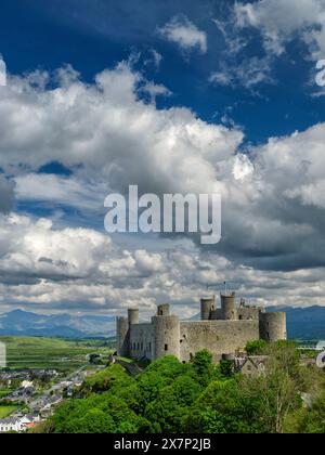 Das Schloss Harlech wurde in den 1280er Jahren erbaut und steht auf einer hohen Klippe und wurde an einem atemberaubenden klaren Sommertag mit dramatischen Wolken und tiefblauem Himmel fotografiert. Stockfoto