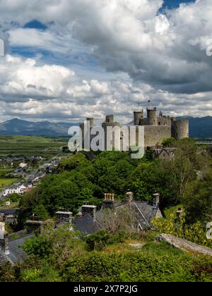 Das Schloss Harlech wurde in den 1280er Jahren erbaut und steht auf einer hohen Klippe und wurde an einem atemberaubenden klaren Sommertag mit dramatischen Wolken und tiefblauem Himmel fotografiert. Stockfoto