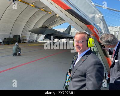 Lielvarde, Lettland. Mai 2024. Bundesverteidigungsminister Boris Pistorius (M, SPD) steht neben einem Hangar mit einem Eurofighter der Luftwaffe. Quelle: Alexander Welscher/dpa/Alamy Live News Stockfoto