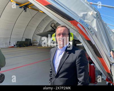 Lielvarde, Lettland. Mai 2024. Bundesverteidigungsminister Boris Pistorius (SPD) steht neben einem Hangar mit einem Eurofighter-Kredit der Luftwaffe: Alexander Welscher/dpa/Alamy Live News Stockfoto