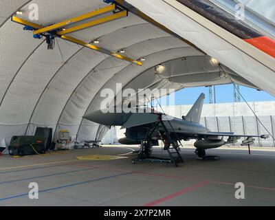 Lielvarde, Lettland. Mai 2024. Ein Eurofighter, ein Luftwaffe-Kampfflugzeug, steht in einem Hangar. Quelle: Alexander Welscher/dpa/Alamy Live News Stockfoto