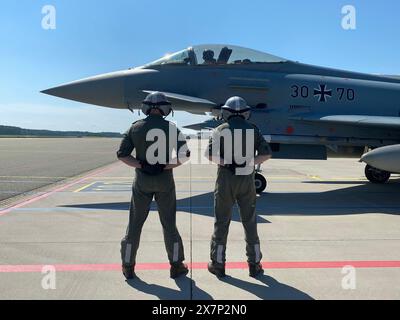 Lielvarde, Lettland. Mai 2024. Zwei Techniker stehen vor einem Eurofighter der Air Force. Quelle: Alexander Welscher/dpa/Alamy Live News Stockfoto