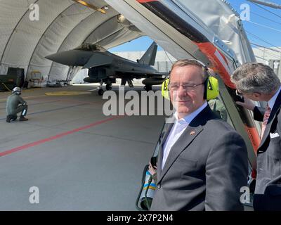 Lielvarde, Lettland. Mai 2024. Bundesverteidigungsminister Boris Pistorius (SPD) steht neben einem Hangar mit einem Eurofighter der Luftwaffe. Quelle: Alexander Welscher/dpa/Alamy Live News Stockfoto