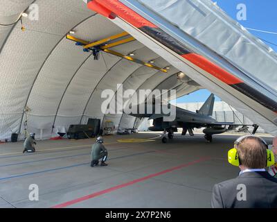 Lielvarde, Lettland. Mai 2024. Bundesverteidigungsminister Boris Pistorius (SPD) sieht sich einen Eurofighter der Luftwaffe an. Quelle: Alexander Welscher/dpa/Alamy Live News Stockfoto