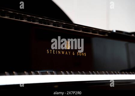 Lübeck Themenbild - Steinway & Sons Logo am Klavier D-274, 19.05.2024 Themenbild - Steinway & Sons Logo am Klavier D-274, 19.05.2024 Steinway & Sons D-274 Fluegel beim 61. Bundeswettbewerb Jugend musiziert Deutscher Musikrat im Grossen Saal, Musikhochschule Lübeck. *** Lübeck Themenbild Steinway Söhne Logo auf Klavier D 274, 19 05 2024 Themenbild Steinway Söhne Logo auf Klavier D 274, 19 05 2024 Steinway Söhne D 274 Flügel beim Deutschen Jugendmusikwettbewerb Deutscher Musikrat 61 im Großen Saal, Hochschule für Musik Lübeck Copyright: xEibner-Pressefoto/JonasxLohrmannx EP JLN Stockfoto