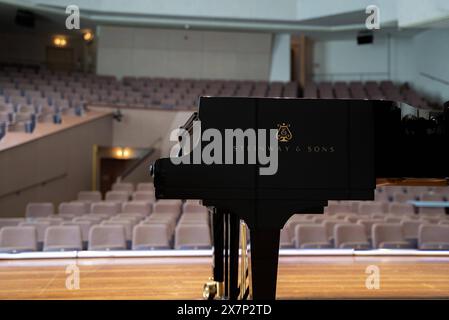 Lübeck Themenbild - Steinway & Sons Logo am Klavier D-274, 19.05.2024 Themenbild - Steinway & Sons Logo am Klavier D-274, 19.05.2024 Steinway & Sons D-274 Fluegel beim 61. Bundeswettbewerb Jugend musiziert Deutscher Musikrat im Grossen Saal, Musikhochschule Lübeck. *** Lübeck Themenbild Steinway Söhne Logo auf Klavier D 274, 19 05 2024 Themenbild Steinway Söhne Logo auf Klavier D 274, 19 05 2024 Steinway Söhne D 274 Flügel beim Deutschen Jugendmusikwettbewerb Deutscher Musikrat 61 im Großen Saal, Hochschule für Musik Lübeck Copyright: xEibner-Pressefoto/JonasxLohrmannx EP JLN Stockfoto