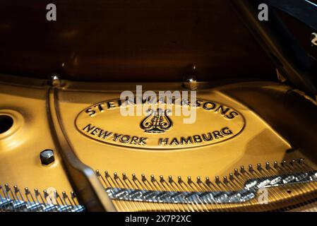 Lübeck Themenbild - Steinway & Sons Logo am Klavier D-274, 19.05.2024 Themenbild - Steinway & Sons Logo am Klavier D-274, 19.05.2024 Steinway & Sons D-274 Fluegel beim 61. Bundeswettbewerb Jugend musiziert Deutscher Musikrat im Grossen Saal, Musikhochschule Lübeck. *** Lübeck Themenbild Steinway Söhne Logo auf Klavier D 274, 19 05 2024 Themenbild Steinway Söhne Logo auf Klavier D 274, 19 05 2024 Steinway Söhne D 274 Flügel beim Deutschen Jugendmusikwettbewerb Deutscher Musikrat 61 im Großen Saal, Hochschule für Musik Lübeck Copyright: xEibner-Pressefoto/JonasxLohrmannx EP JLN Stockfoto