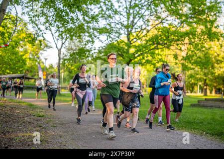 Damen laufen im Stadtpark Folkparken. Vårruset ist ein jährlich stattfindendes Frühlingsrennen für Damen über 5 km in Norrköping, Schweden Stockfoto