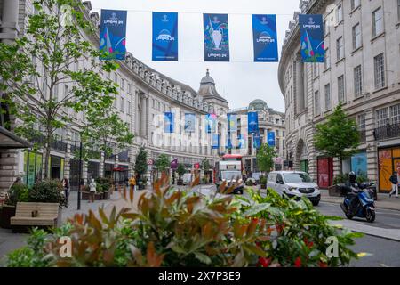 Regent Street, London, Großbritannien. Mai 2024. Die Banner des UEFA London 24 Cup Final hängen über der Länge der Regent Street, London. Das Spiel findet am 1. Juni 2024 im Wembley-Stadion in London, England, zwischen dem deutschen Verein Borussia Dortmund und dem spanischen Verein Real Madrid statt. Quelle: Malcolm Park/Alamy Live News Stockfoto