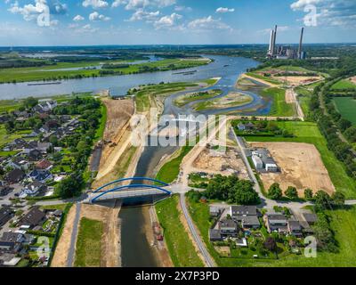 Dinslaken, Voerde, Nordrhein-Westfalen, Deutschland - Renaturierung der Emscher. Neue Emschermuendung in den Rhein. Hochwasserschutz durch Flaechenausweitung. Hinten das stillgelegte STEAG Steinkohlekraftwerk Voerde. Die Muendung der Emscher in den Rhein wurde von Dinslaken um knapp 500 Meter noerdlich nach Voerde verlegt. Fische koennen jetzt vom Rhein durch ein neu geschaffenes Auengebiet barrierefrei die neue Emscher hochschwimmen. Die Emscher ist nach dem Bau eines parallel verlaufenden Abwasserkanals seit Januar 2022 komplett abwasserfrei. Der Fluss war vorher ein offener, oberirdischer M Stockfoto