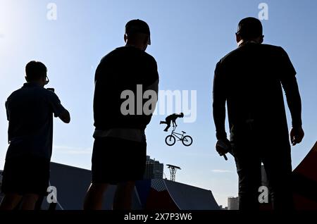 (240521) -- PEKING, 21. Mai 2024 (Xinhua) -- XINHUA SPORTFOTO DER WOCHE (13. Mai bis 19. Mai 2024) ÜBERTRAGEN am 21. Mai 2024. Gustavo Batista de Oliveira (2. R) aus Brasilien tritt als Trainer an, die während der BMX Freestyle Männer Park Qualifikation bei der Olympischen Qualifikationsserie Shanghai im ostchinesischen Shanghai am 17. Mai 2024 zuschauen. (Xinhua/He Changshan) Stockfoto