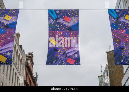 Cork Street, London, Großbritannien. Mai 2024. Sir John Akomfrahs neues Werk The Secret Life of Memorable Things (2024) wird in der Cork Street für das London Gallery Weekend vorgestellt. und besteht aus fünf Zeilen doppelseitiger Banner auf der Cork Street, mit drei Bannern pro Zeile und insgesamt 30 Einzelkunstwerken, wodurch eine Ausstellung von Norden nach Süden und eine weitere von Süden nach Norden entsteht. Es folgt auf die Präsentation des Künstlers auf der Biennale in Venedig, Hearing All Night to the Rain, die vom British Council für den British Pavilion in Auftrag gegeben wurde. Quelle: Malcolm Park/Alam Stockfoto