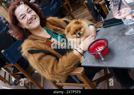 Cannes, Frankreich. Mai 2024. Frau mit Hund auf den Internationalen Filmfestspielen in Cannes, Frankreich. Quelle: Gerard Crossay/ Stockfoto