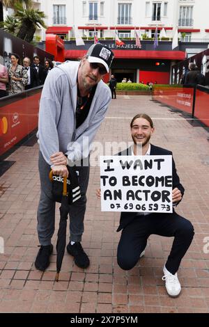 Cannes, Frankreich. 15. Mai 2024. Junger Mann mit dem Schild „Ich will Schauspieler werden“ auf den Internationalen Filmfestspielen in Cannes, Frankreich. Stockfoto