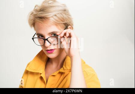 Frau entzückende Blondine tragen Brillen aus nächster Nähe. Brillenmode. Fügen Sie intelligentes Zubehör hinzu. Stilvolle Mädchen mit Brillen. Sehvermögen und Augengesundheit. Gut Stockfoto