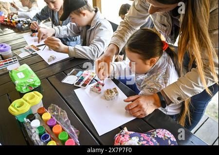 Nicht exklusiv: ZAPORIZHZHIA, UKRAINE - 18. MAI 2024 - Schüler und Lehrer des Zaporizhzhia Spezialinternats 'Dzherelo' malen während ihrer Arbeit an Stockfoto