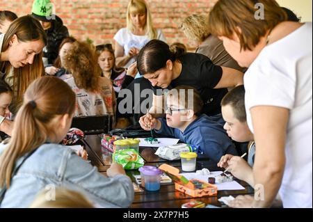 Nicht exklusiv: ZAPORIZHZHIA, UKRAINE - 18. MAI 2024 - Schüler und Lehrer des Zaporizhzhia Sonderinternats 'Dzherelo' besuchen Patriot Z Stockfoto