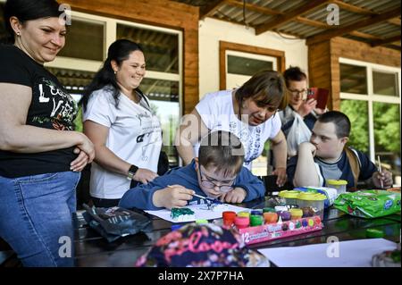 Nicht exklusiv: ZAPORIZHZHIA, UKRAINE - 18. MAI 2024 - Schüler und Lehrer des Zaporizhzhia Spezialinternats 'Dzherelo' malen während ihrer Arbeit an Stockfoto