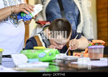 Nicht exklusiv: ZAPORIZHZHIA, UKRAINE - 18. MAI 2024 - Ein Schüler des Zaporizhzhia Spezialinternats 'Dzherelo' malt während seines Besuchs in der Stockfoto