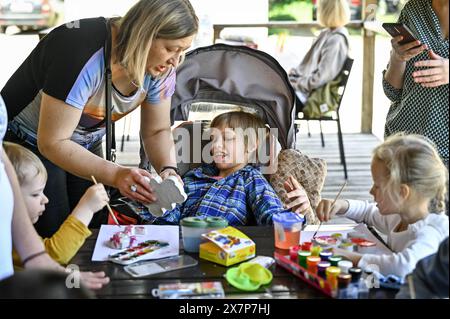 Nicht exklusiv: ZAPORIZHZHIA, UKRAINE - 18. MAI 2024 - Schüler und Lehrer des Zaporizhzhia Spezialinternats 'Dzherelo' malen während ihrer Arbeit an Stockfoto
