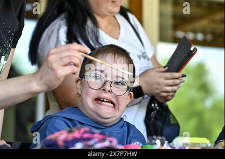 Nicht exklusiv: ZAPORIZHZHIA, UKRAINE - 18. MAI 2024 - Ein Schüler des Zaporizhzhia Spezialinternats 'Dzherelo' malt während seines Besuchs in der Stockfoto