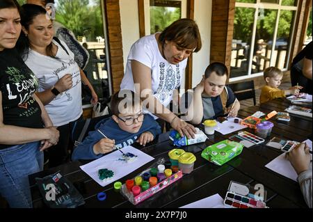 Nicht exklusiv: ZAPORIZHZHIA, UKRAINE - 18. MAI 2024 - Schüler und Lehrer des Zaporizhzhia Spezialinternats 'Dzherelo' malen während ihrer Arbeit an Stockfoto