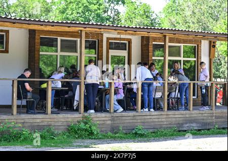 Nicht exklusiv: ZAPORIZHZHIA, UKRAINE - 18. MAI 2024 - Schüler und Lehrer des Zaporizhzhia Sonderinternats 'Dzherelo' besuchen Patriot Z Stockfoto