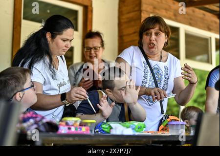 Nicht exklusiv: ZAPORIZHZHIA, UKRAINE - 18. MAI 2024 - Schüler und Lehrer des Zaporizhzhia Sonderinternats 'Dzherelo' besuchen Patriot Z Stockfoto