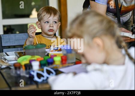 Nicht exklusiv: ZAPORIZHZHIA, UKRAINE - 18. MAI 2024 - Ein Schüler des Zaporizhzhia Spezialinternats 'Dzherelo' malt während seines Besuchs in der Stockfoto