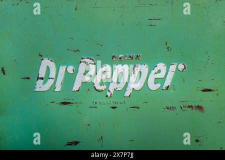 London, England - 9. August 2014: Vintage Metal Dr Pepper Advertising Sign Stockfoto
