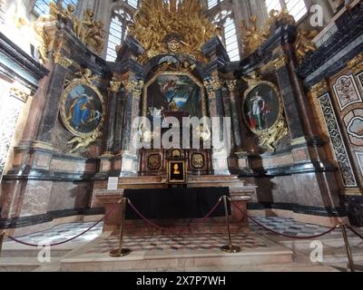 © Sophie Glotin/Radio France/Maxppp - Sophie Glotin/Radio France/Maxppp, 19.04.2024Tableau 'Marie-Madeleine' de Raphaël, acheté par hasard chez un galeriste de Londres et authentifié quelques semaines plus tard. Exposé pour la première fois au public dans la basilique de Saint-Maximin Saint Maxim la Sainte Baume, Frankreich, 19. april 2024 Gemälde „Mary Magdalene“ von Raphaël, zufällig von einem Galeristen in London gekauft und einige Wochen später authentifiziert. Erstmals öffentlich ausgestellt in der Basilika Saint-Maximin *** örtlicher Titel *** Frankreich Bleu Provence Stockfoto