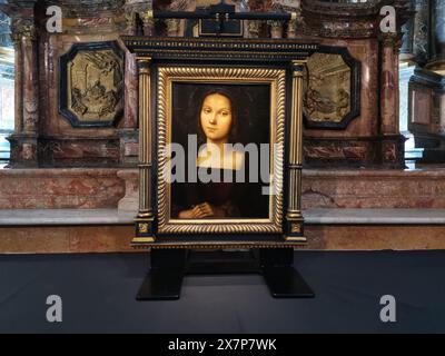 © Sophie Glotin/Radio France/Maxppp - Sophie Glotin/Radio France/Maxppp, 19.04.2024Tableau 'Marie-Madeleine' de Raphaël, acheté par hasard chez un galeriste de Londres et authentifié quelques semaines plus tard. Exposé pour la première fois au public dans la basilique de Saint-Maximin Saint Maxim la Sainte Baume, Frankreich, 19. april 2024 Gemälde „Mary Magdalene“ von Raphaël, zufällig von einem Galeristen in London gekauft und einige Wochen später authentifiziert. Erstmals öffentlich ausgestellt in der Basilika Saint-Maximin *** örtlicher Titel *** Frankreich Bleu Provence Stockfoto