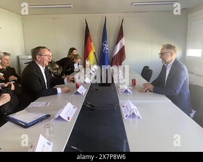 Lielvarde, Lettland. Mai 2024. Boris Pistorius (l, SPD), Bundesverteidigungsminister, im Gespräch mit seinem lettischen Amtskollegen Andris Spruds (r). Quelle: Alexander Welscher/dpa/Alamy Live News Stockfoto