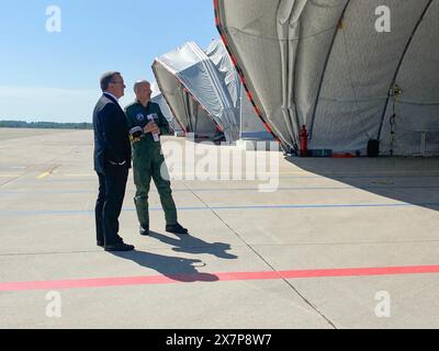 Lielvarde, Lettland. Mai 2024. Boris Pistorius (l, SPD), Bundesverteidigungsminister, und Swen Jacob, Oberstleutnant und deutscher Kontingentskommandeur, sehen sich einen Eurofighter der Luftwaffe an. Quelle: Alexander Welscher/dpa/Alamy Live News Stockfoto