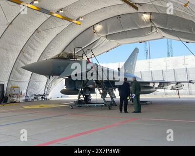 Lielvarde, Lettland. Mai 2024. Boris Pistorius (l, SPD), Bundesverteidigungsminister, und Swen Jacob, Oberstleutnant und deutscher Kontingentskommandeur, sehen sich einen Eurofighter der Luftwaffe an. Quelle: Alexander Welscher/dpa/Alamy Live News Stockfoto