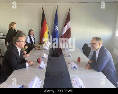 Lielvarde, Lettland. Mai 2024. Boris Pistorius (l, SPD), Bundesverteidigungsminister, im Gespräch mit seinem lettischen Amtskollegen Andris Spruds (r). Quelle: Alexander Welscher/dpa/Alamy Live News Stockfoto