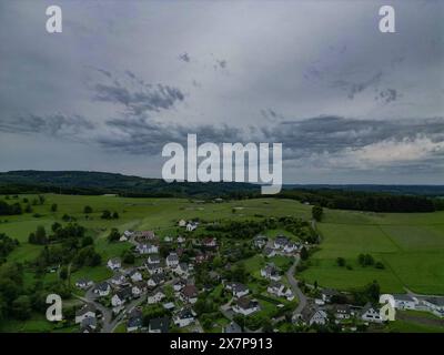 Ab dem Nachmittag soll bzw. Kann es zu Unwetter kommen. Es gibt auch eine Unwetterwarnung vor Starkregen und Gewitter. Der Himmel wie hier bei einer Luftaufnahme des Ortes Siegen-Oberschelden zieht sich bereits zu. Es ziehen dunkle Wolken auf. Fruehling Frühling im Siegerland am 21.05.2024 in Siegen/Deutschland. *** Gewitter sind zu erwarten oder können ab dem Nachmittag auftreten es gibt auch eine Sturmwarnung vor Starkregen und Gewittern der Himmel nähert sich bereits an, wie hier bei einem Luftbild auf die Stadt Siegen Oberschelden zu sehen ist. Dunkle Wolken sammeln sich Fruehling Frühling im Siegerl Stockfoto