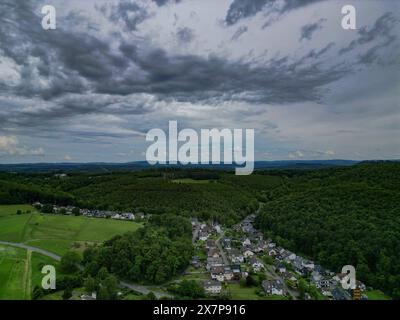 Ab dem Nachmittag soll bzw. Kann es zu Unwetter kommen. Es gibt auch eine Unwetterwarnung vor Starkregen und Gewitter. Der Himmel wie hier bei einer Luftaufnahme des Ortes Siegen-Oberschelden zieht sich bereits zu. Es ziehen dunkle Wolken auf. Fruehling Frühling im Siegerland am 21.05.2024 in Siegen/Deutschland. *** Gewitter sind zu erwarten oder können ab dem Nachmittag auftreten es gibt auch eine Sturmwarnung vor Starkregen und Gewittern der Himmel nähert sich bereits an, wie hier bei einem Luftbild auf die Stadt Siegen Oberschelden zu sehen ist. Dunkle Wolken sammeln sich Fruehling Frühling im Siegerl Stockfoto
