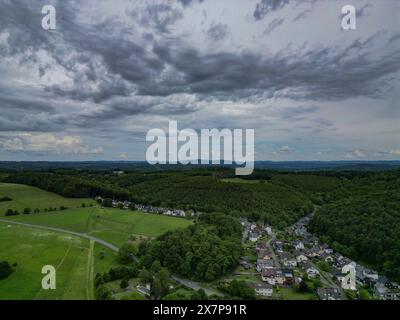 Ab dem Nachmittag soll bzw. Kann es zu Unwetter kommen. Es gibt auch eine Unwetterwarnung vor Starkregen und Gewitter. Der Himmel wie hier bei einer Luftaufnahme des Ortes Siegen-Oberschelden zieht sich bereits zu. Es ziehen dunkle Wolken auf. Fruehling Frühling im Siegerland am 21.05.2024 in Siegen/Deutschland. *** Gewitter sind zu erwarten oder können ab dem Nachmittag auftreten es gibt auch eine Sturmwarnung vor Starkregen und Gewittern der Himmel nähert sich bereits an, wie hier bei einem Luftbild auf die Stadt Siegen Oberschelden zu sehen ist. Dunkle Wolken sammeln sich Fruehling Frühling im Siegerl Stockfoto