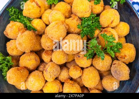 Bolinhos de bacalhau, sehr berühmter gebratener Kabeljau-Snack in portugiesischer Gastronomie Stockfoto