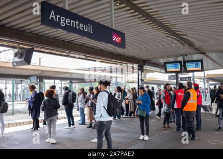 Paris, Frankreich. Mai 2024. Pendler warten am 21. Mai 2024 in Argenteuil, nördlich von Paris, auf einem Bahnsteig während eines Streiks von SNCF-Mitarbeitern, bei dem jeder fünfte Zug von der französischen Eisenbahngesellschaft geplant wird. Der Verkehr auf den von der SNCF betriebenen Pendler- und RER-Zügen wurde am 21. Mai 2024 aufgrund eines Streiks von Eisenbahnarbeitern in Ile-de-France am Vorabend eines Verhandlungstages über Boni für die Olympischen Spiele erheblich gestört. Foto: Pierrick Villette/ABACAPRESS. COM Credit: Abaca Press/Alamy Live News Stockfoto