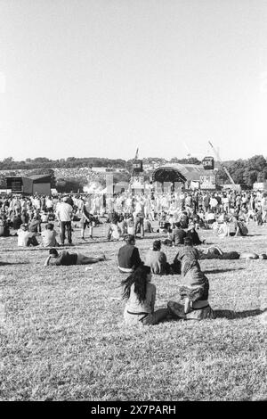 CROWD, HEATWAVE, NME STAGE, GLASTONBURY 95: Ein weiter Blick aus dem hinteren Teil des Feldes, während Festivalbesucher in der extremen Sommerhitze auf dem Gras beim zweiten NME Stage Field und Crowd beim Glastonbury Festival, Pilton Farm, Somerset, England, 24. Juni 1995. 1995 feierte das Festival sein 25-jähriges Bestehen. Viele Menschen hatten an dem besonders heißen Wochenende Probleme mit dem Hitzschlag. Foto: ROB WATKINS Stockfoto