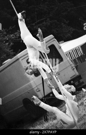 ACROBATS, CIRCUS FIELD, GLASTONBURY 95: Akrobaten und High-Wire-Künstler treten am 24. Juni 1995 im Circus Field auf. 1995 feierte das Festival sein 25-jähriges Bestehen. Foto: ROB WATKINS Stockfoto