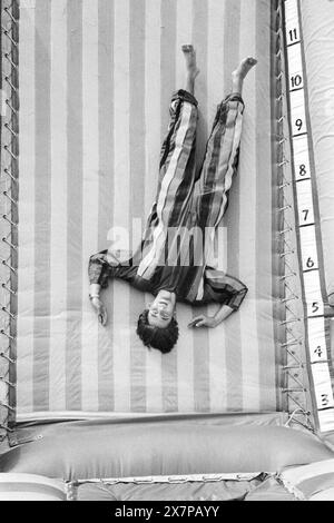 HUMAN FLY VELCRO WALL, CIRCUS FIELD, GLASTONBURY 95: A man springt gegen eine menschliche Fliege Velrro Wall und hängt kopfüber, während die Darsteller im Circus Field beim Glastonbury Festival, Pilton Farm, Somerset, England, 24. Juni 1995 auftreten. 1995 feierte das Festival sein 25-jähriges Bestehen. Foto: ROB WATKINS Stockfoto