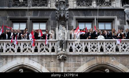 München, Deutschland. Mai 2024. Fußball: Bundesliga, Frauen, Empfang des Deutschen Champions FC Bayern München im Rathaus. Die Spieler des FC Bayern jubeln auf dem Rathaubalkon. Quelle: Sven Hoppe/dpa/Alamy Live News Stockfoto