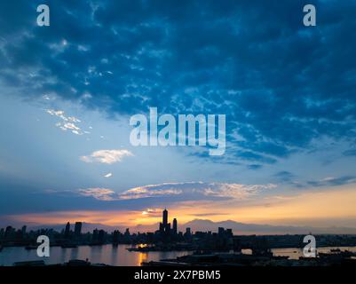 Panoramablick auf den Hafen von kaohsiung bei Sonnenaufgang, Taiwan. Stockfoto