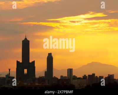 Panoramablick auf den Hafen von kaohsiung bei Sonnenaufgang, Taiwan. Stockfoto