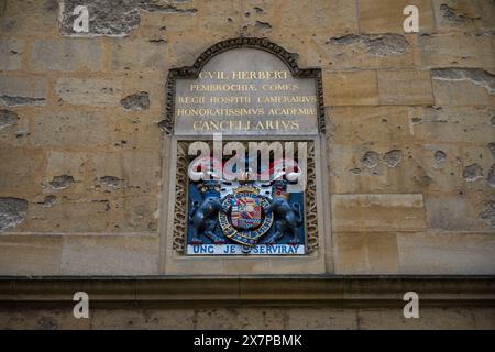 Lateinische Gedenktafel über den Earle of Pembroke, Bodleian Library, University of Oxford, Oxfordshire, England, GROSSBRITANNIEN, GB. Stockfoto