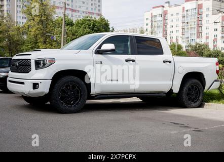 Minsk, Weißrussland, 21. Mai 2024 - weißer Toyota Tundra-Pickup, auf der Straße geparkt Stockfoto